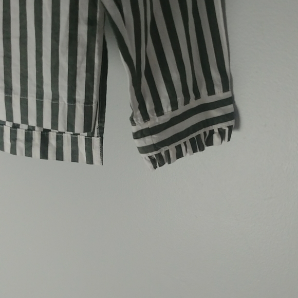 H & M Striped Ruffled Neck And Ruffled Sleeves High Low Top - Picture 4 of 10